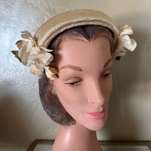 ATTRACTIVE 1950s' PALE GOLD STRAW JULIET  CAP WITH MATCHING FABRIC FLOWERS